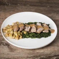 Mignon de porc épinards et pommes de terre rissolées sauce aux poivres