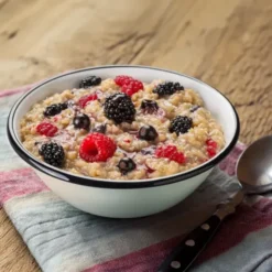 Porridge de riz à la noix de coco et aux fruits des bois