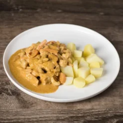 Poulet tandoori, noix de cajou et pommes de terre